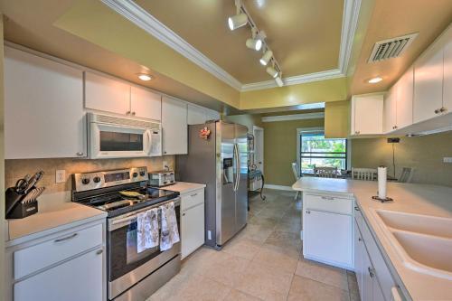 Bright And Airy Cape Coral Home With Lanai And Pool