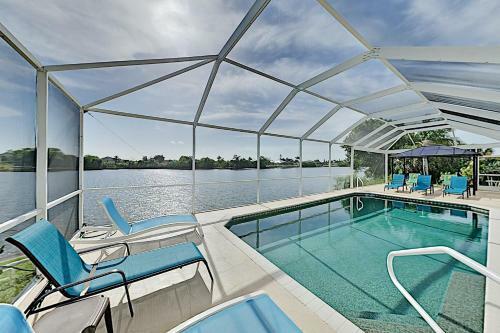 Waterfront Home With Screened Lanai, Pool & Kayaks Home