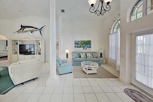 Waterfront Home With Screened Lanai, Pool & Kayaks Home