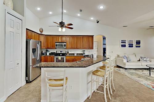 Stylish Getaway - Screened Lanai With Heated Pool Home