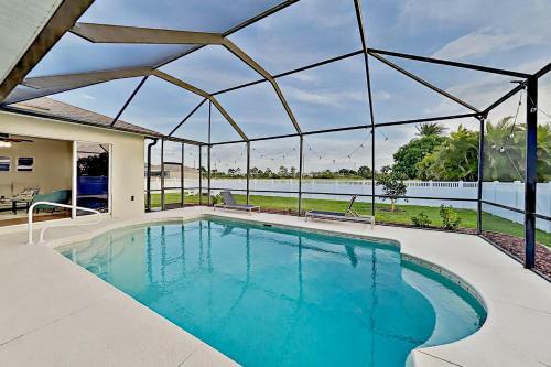 Stylish Getaway - Screened Lanai With Heated Pool Home