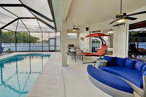 Stylish Getaway - Screened Lanai With Heated Pool Home