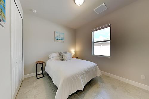 Desirable Sw Home - Private Heated Saltwater Pool Home
