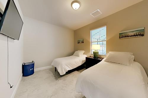 Desirable Sw Home - Private Heated Saltwater Pool Home