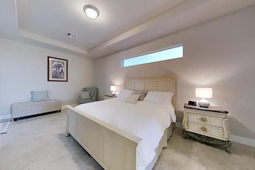 Desirable Sw Home - Private Heated Saltwater Pool Home