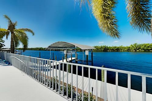 Apartamento Dolphin - Canalfront Retreat - Heated Pool & Patio Duplex