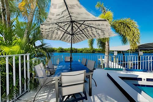 Apartamento Dolphin - Canalfront Retreat - Heated Pool & Patio Duplex