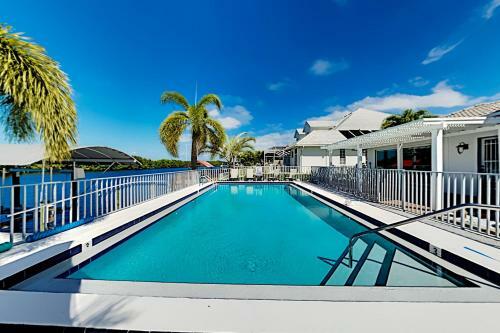 Apartamento Dolphin - Canalfront Retreat - Heated Pool & Patio Duplex