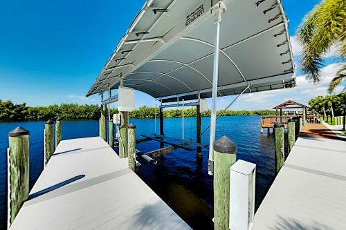 Apartamento Coral & Sandal - 2 Waterfront Units - Pool & Lanai Duplex