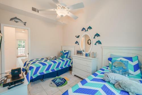 Manatee Haven - Upscale Beach View Home With Screened-in Pool, Spa And Elevator!