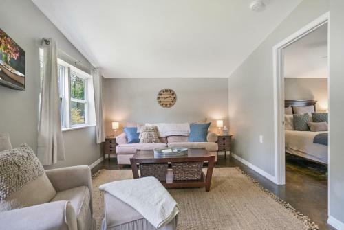 Cozy River Cabin, Family Friendly! Dock, Ping Pong, Bball Court