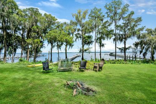 Cozy River Cabin, Family Friendly! Dock, Ping Pong, Bball Court