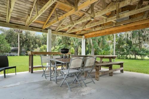 Cozy River Cabin, Family Friendly! Dock, Ping Pong, Bball Court