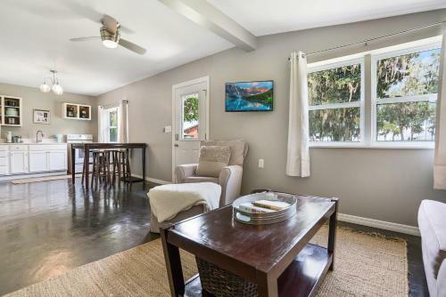 Cozy River Cabin, Family Friendly! Dock, Ping Pong, Bball Court