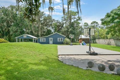 Cozy River Cabin, Family Friendly! Dock, Ping Pong, Bball Court