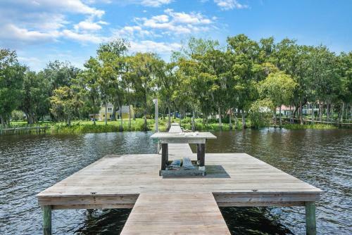 Cozy River Cabin, Family Friendly! Dock, Ping Pong, Bball Court