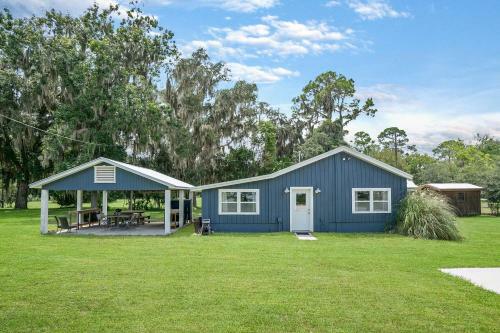 Cozy River Cabin, Family Friendly! Dock, Ping Pong, Bball Court