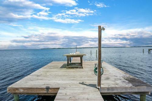 Cozy River Cabin, Family Friendly! Dock, Ping Pong, Bball Court
