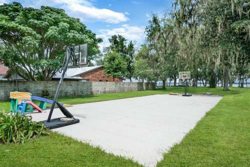 Cozy River Cabin, Family Friendly! Dock, Ping Pong, Bball Court