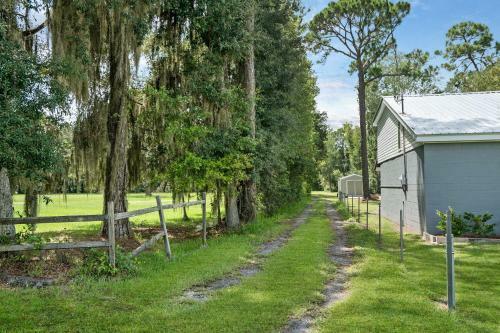 Cozy River Cabin, Family Friendly! Dock, Ping Pong, Bball Court