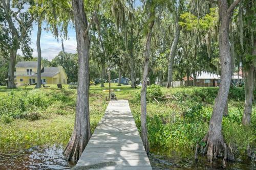 Cozy River Cabin, Family Friendly! Dock, Ping Pong, Bball Court