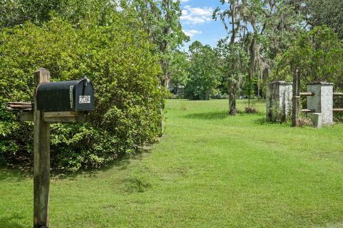 Cozy River Cabin, Family Friendly! Dock, Ping Pong, Bball Court