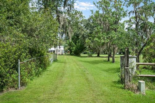Cozy River Cabin, Family Friendly! Dock, Ping Pong, Bball Court