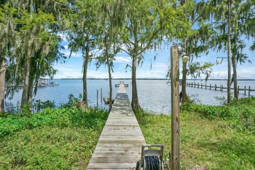 Cozy River Cabin, Family Friendly! Dock, Ping Pong, Bball Court