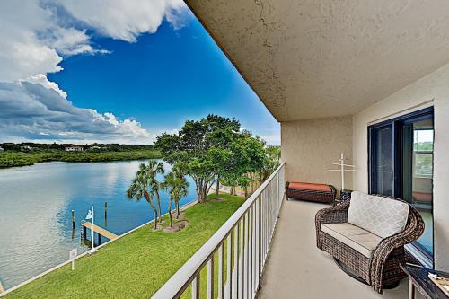Apartamento New Listing! Waterfront Condo With Pool & Dock Condo