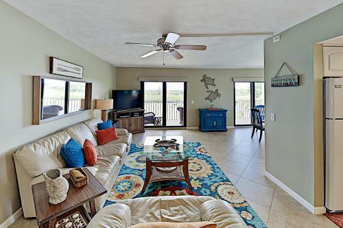 Apartamento New Listing! Waterfront Condo With Pool & Dock Condo