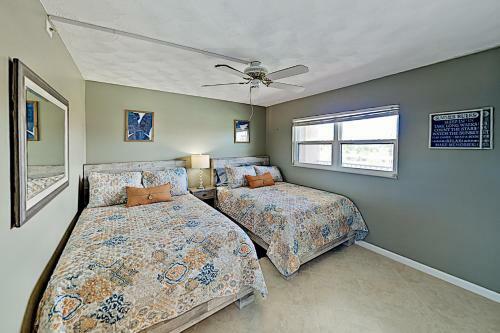 Apartamento New Listing! Waterfront Condo With Pool & Dock Condo