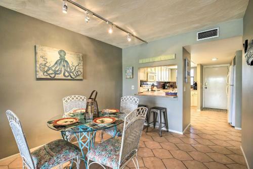 Apartamento Indian Shores Condo With Balcony And Pool Access!