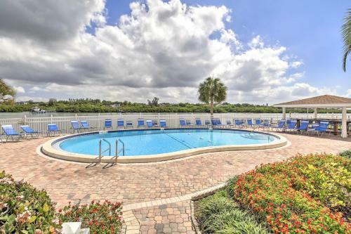 Apartamento Indian Shores Condo With Balcony And Pool Access!