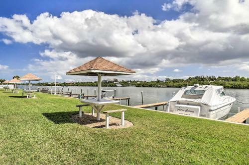 Apartamento Indian Shores Condo With Balcony And Pool Access!