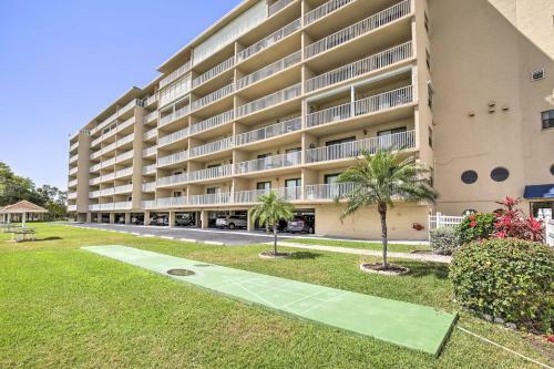 Apartamento Indian Shores Condo With Balcony And Pool Access!