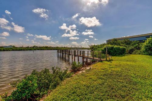 Mariner's Pointe - Classy Condo, Steps To Beach, Large Balcony
