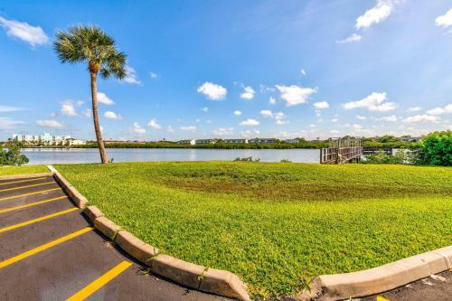 Mariner's Pointe - Classy Condo, Steps To Beach, Large Balcony