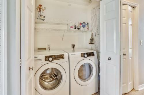 Mariner's Pointe - Classy Condo, Steps To Beach, Large Balcony