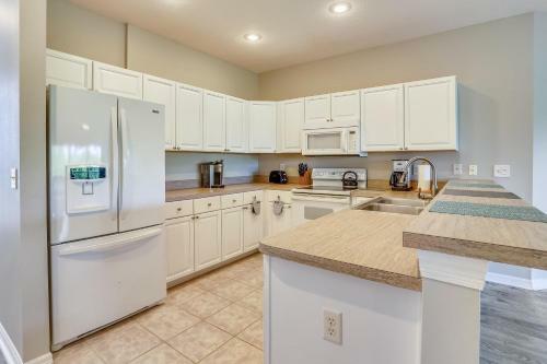 Mariner's Pointe - Classy Condo, Steps To Beach, Large Balcony