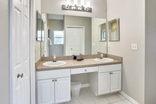 Mariner's Pointe - Classy Condo, Steps To Beach, Large Balcony