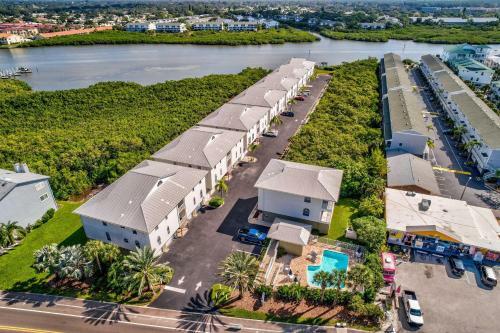 Mariner's Pointe - Classy Condo, Steps To Beach, Large Balcony