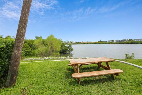 Mariner's Pointe - Classy Condo, Steps To Beach, Large Balcony