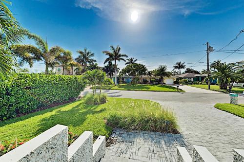 Beautiful Beach Retreat With Private Pool Oasis Home