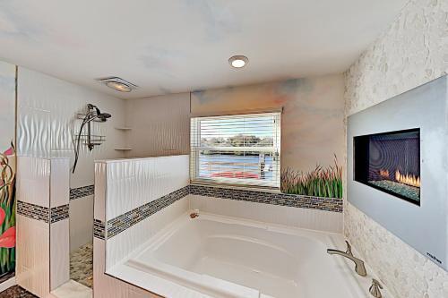 Waterfront Home With Pool, Hot Tub & Kayaks Home