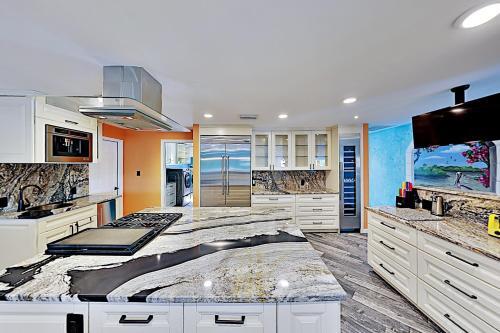 Waterfront Home With Pool, Hot Tub & Kayaks Home