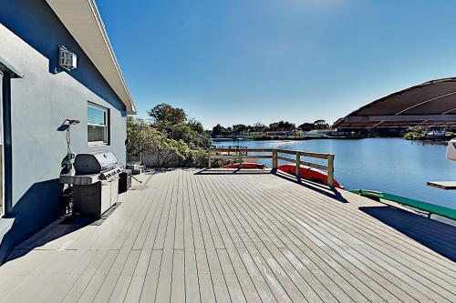 Waterfront Home With Pool, Hot Tub & Kayaks Home