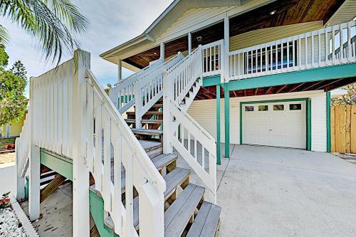 Coastal Getaway - Game Room - Stroll To Beach Home