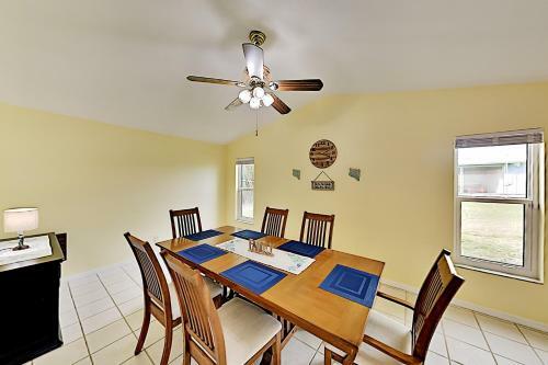 Remodeled Escape - Central To Beaches, Restaurants Home