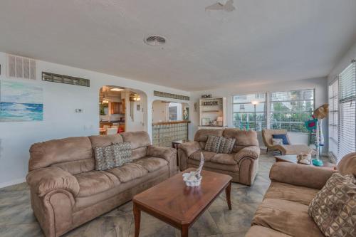 Gulf Sunset Oasis - Beach Front Apts