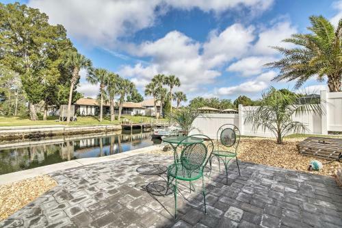 Spacious And Hip Crystal River Home With Dock And Kayaks!